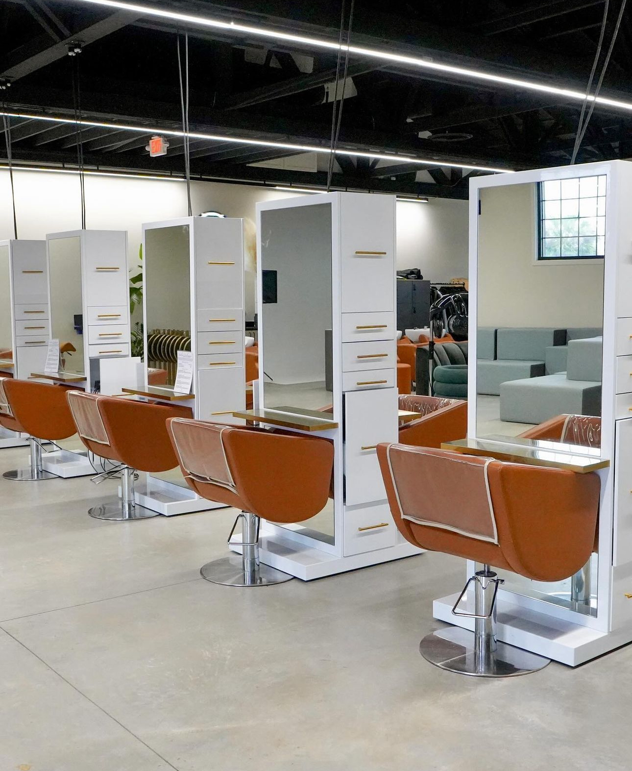 Mickey Colón - Salon Decor
