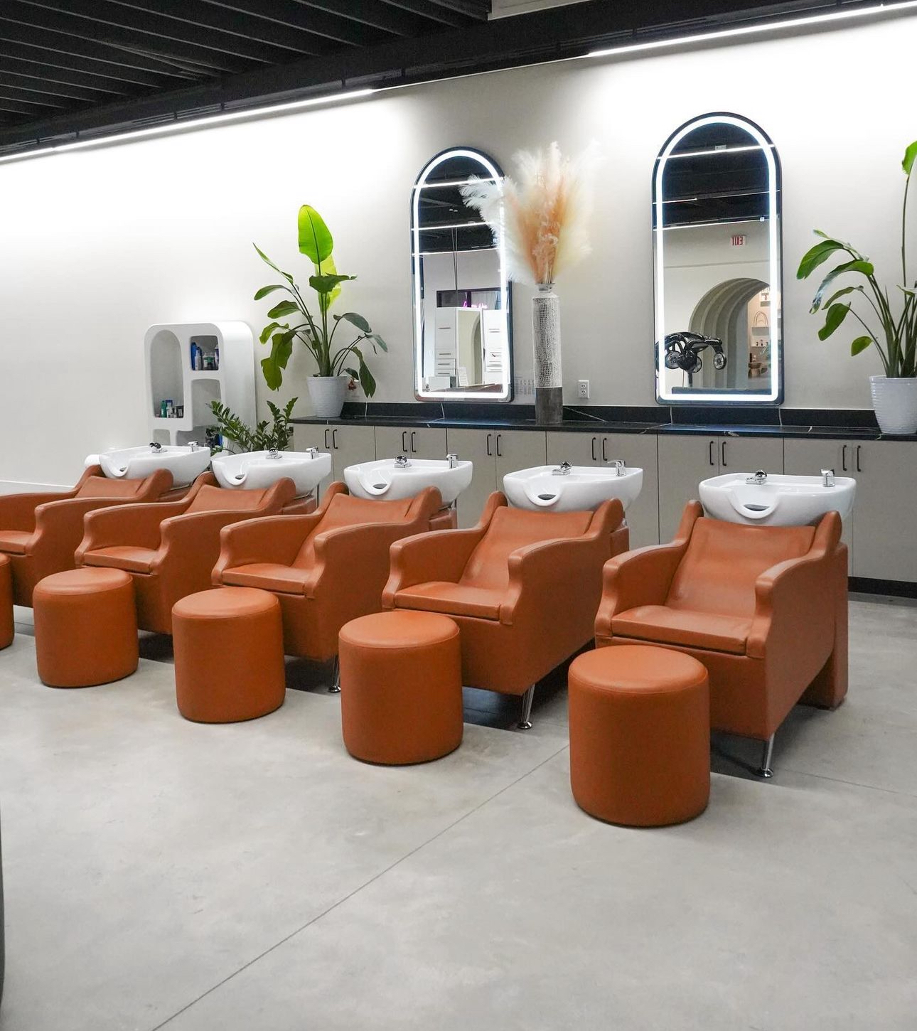 Mickey Colón - Salon Decor